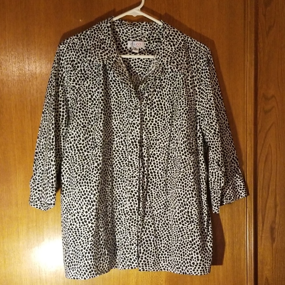 Denim & Co. black and white button up top.